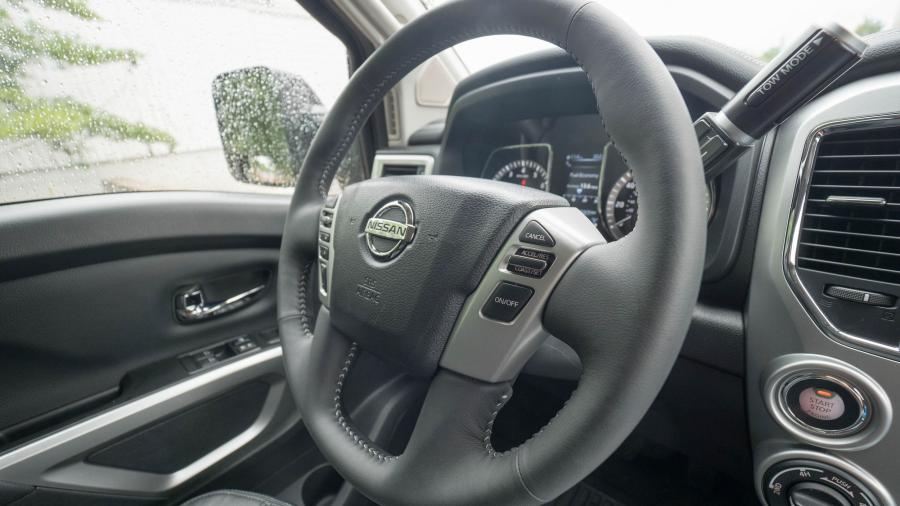 Детали интерьера Nissan Titan XD PRO-4X 2017 года  (NA) (фото 21 из 23)